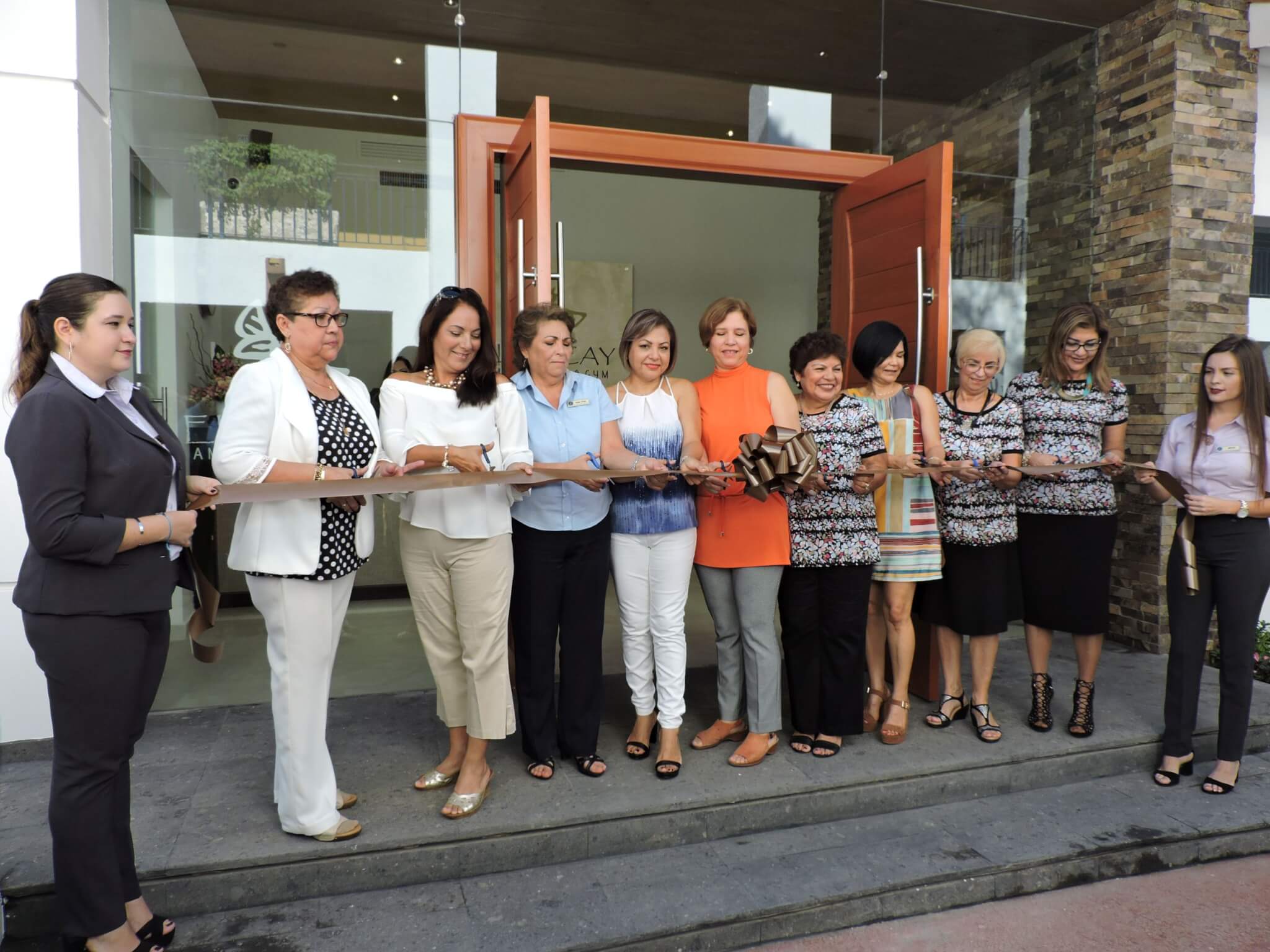 Staff de El Cid con más de 20 años en la empresa cortando el listón